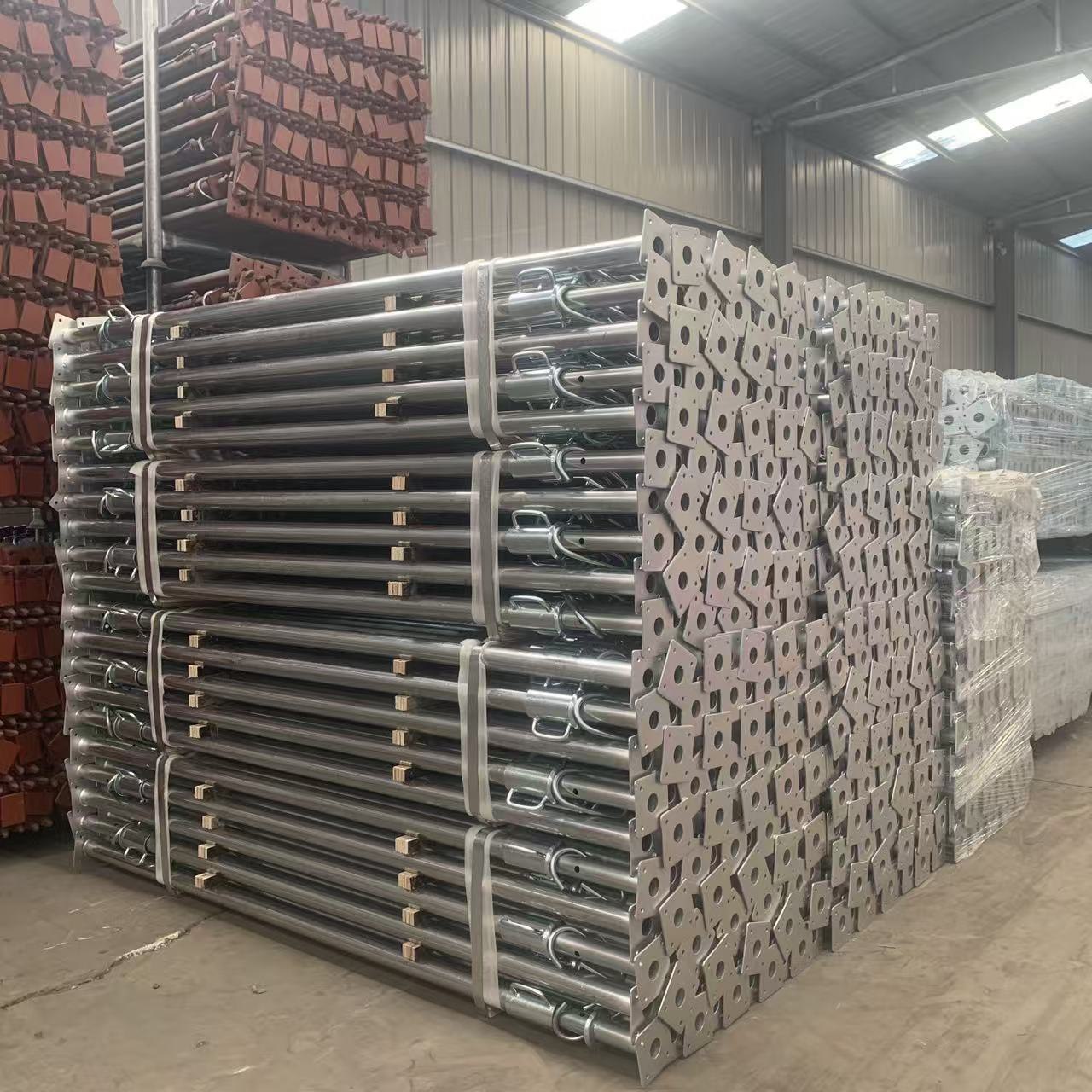 Stock d'étais galvanisés en fagots à l'usine
