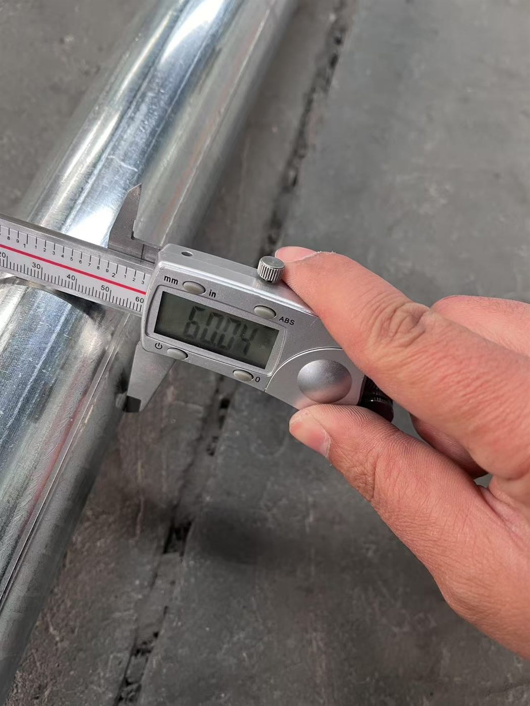 Mesure du tube ext&eacute;rieur au pied &agrave; coulisse : 60 mm
